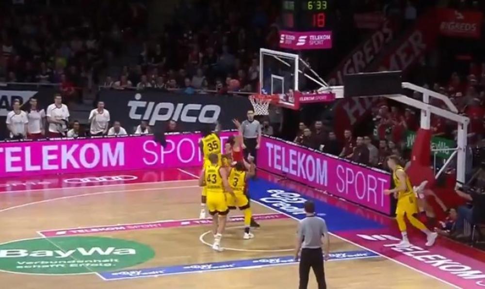 Momenat kada je Sikma probacio loptu kroz noge protivnika  