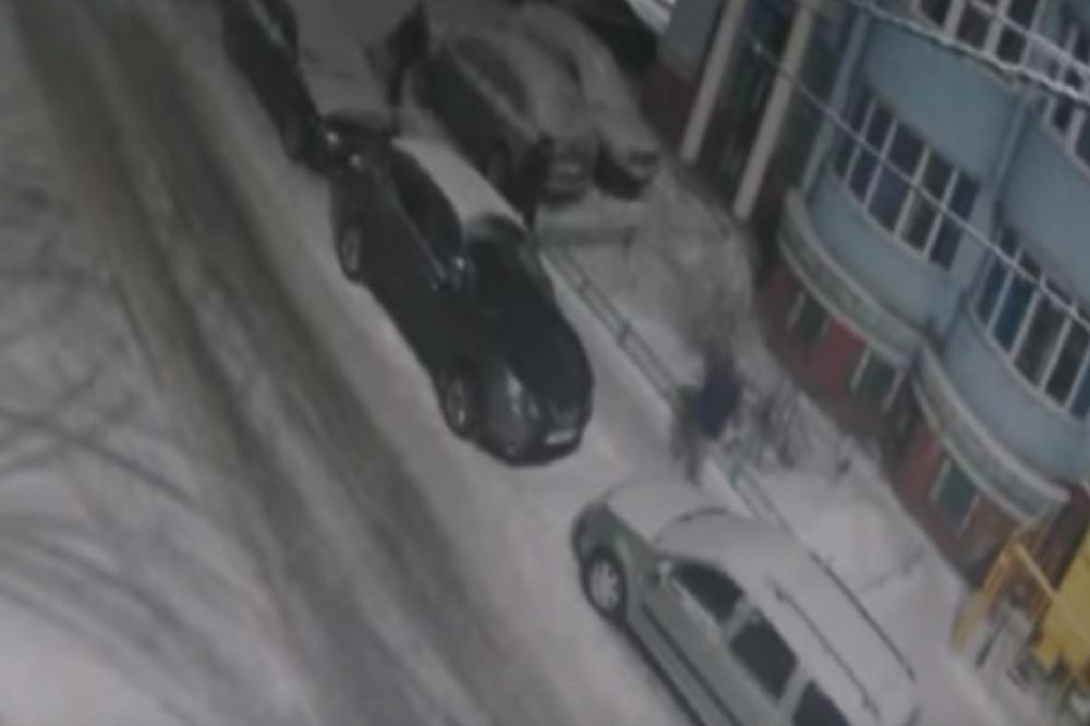 UZNEMIRUJUĆI SNIMAK! Dva fudbalera ubila bespomoćnu ženu od batina u mračnoj uličici, a sve zbog 500 evra!