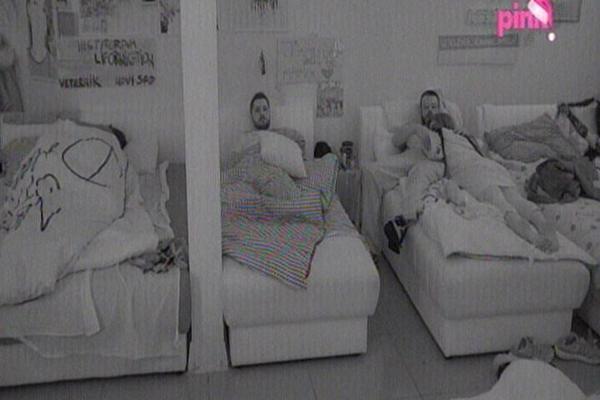 Tvrdila je da joj smetaju muški dodiri? Zerina sa Vladom završila u krevetu! (FOTO)