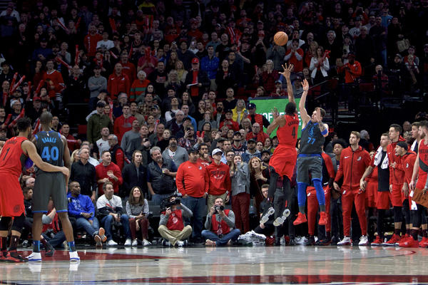 LOPTA JE IZAŠLA IZ KADRA Luka Dončić je pogodio najluđu trojku sezone na 0,6 do kraja! I Kecman bi mu se poklonio!