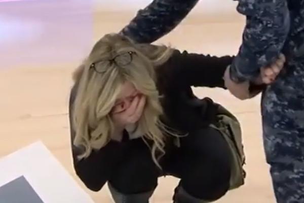 SAMO JE KLEKLA I POČELA DA PLAČE KAO KIŠA: Amerikanka dobila Bogdanov dres na poklon, a najveći šok je tek usledio!