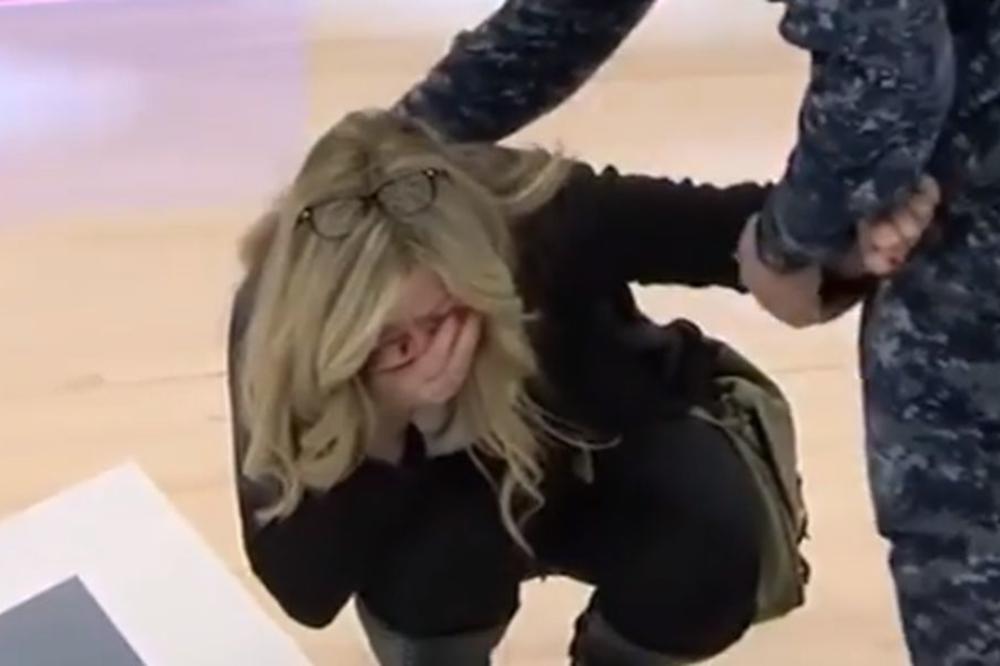 SAMO JE KLEKLA I POČELA DA PLAČE KAO KIŠA: Amerikanka dobila Bogdanov dres na poklon, a najveći šok je tek usledio!