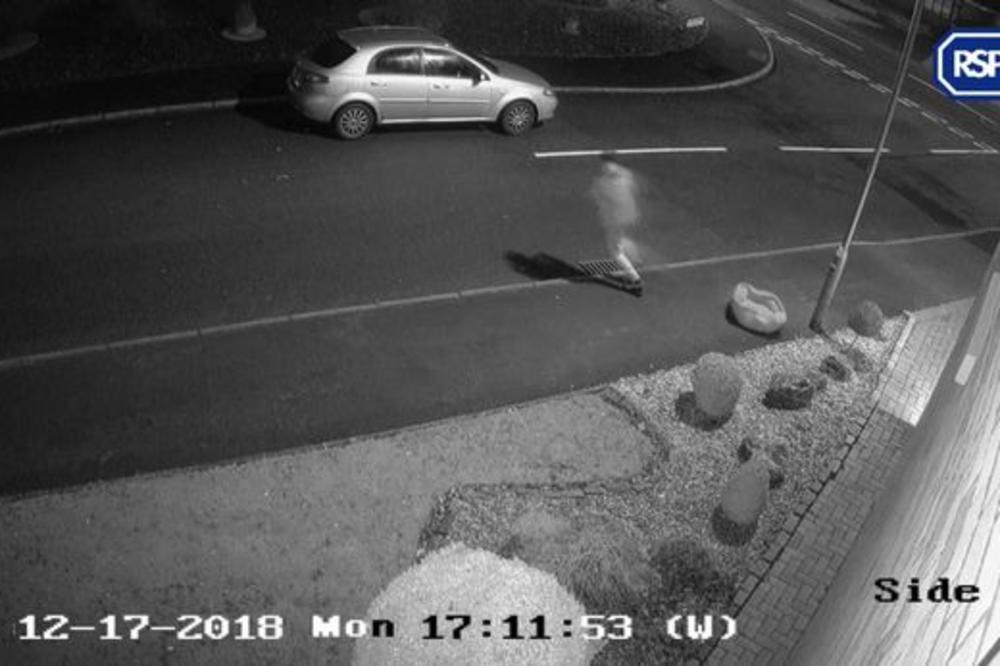 KAKO JE NEKO IMAO SRCA DA OVO URADI? Izbacili su psa iz automobila, ono što je jadničak potom uradio KIDA DUŠU