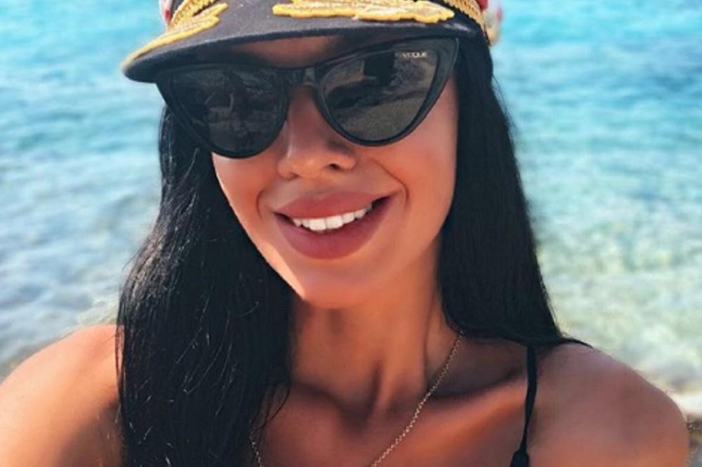 ISPOD MREŽASTE HALJINE PROVIDE SE ZANOSNE OBLINE! SE*SI HRVATICA ZAPALILA PRIMORJE: Zaboravila da obuče DONJI VEŠ!