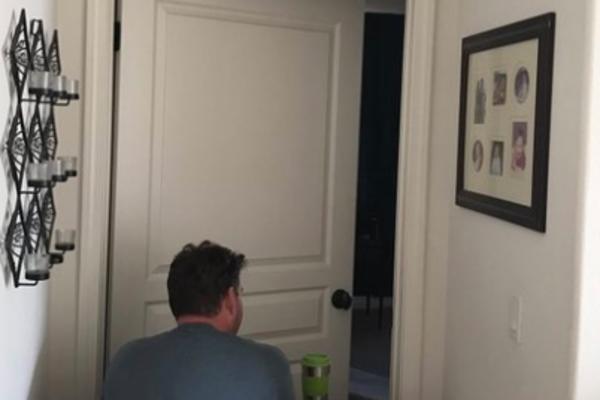 UGLEDALA JE OCA ISPRED SPAVAĆE SOBE: Kada je shvatila šta zapravo radi, počela je da PLAČE! (FOTO)