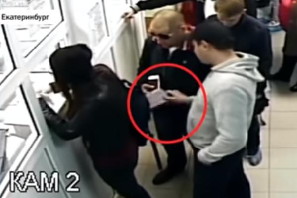 UŠLA JE U RED NA BLAGAJNI ISPRED TIPA U KAČKETU: Ono što je on uradio je svakome od vas PALO NA PAMET! (VIDEO)