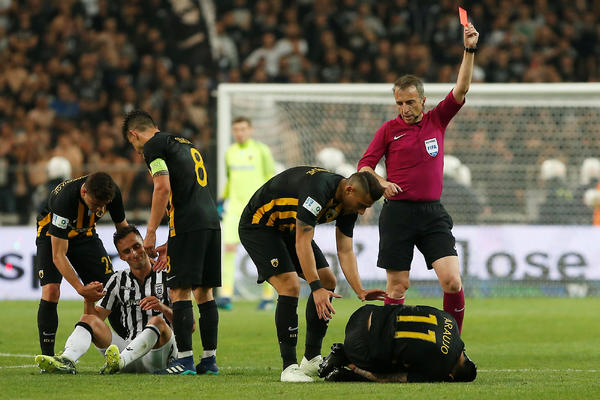 GAĐALI IH BOMBAMA, MUČILI PORODICE, PALILI AUTOMOBILE: U Grčkoj je teže biti fudbalski sudija nego anarhista!