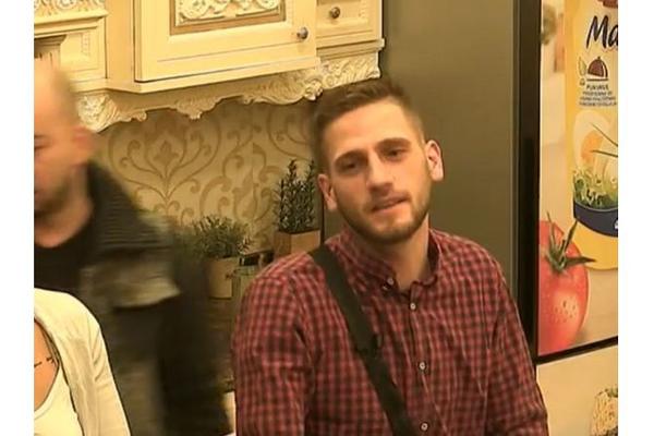 SPAVALA SA 4 MUŠKARCA U ISTO VREME: Mislio da je PITOMA, a onda ga oblio HLADAN ZNOJ!