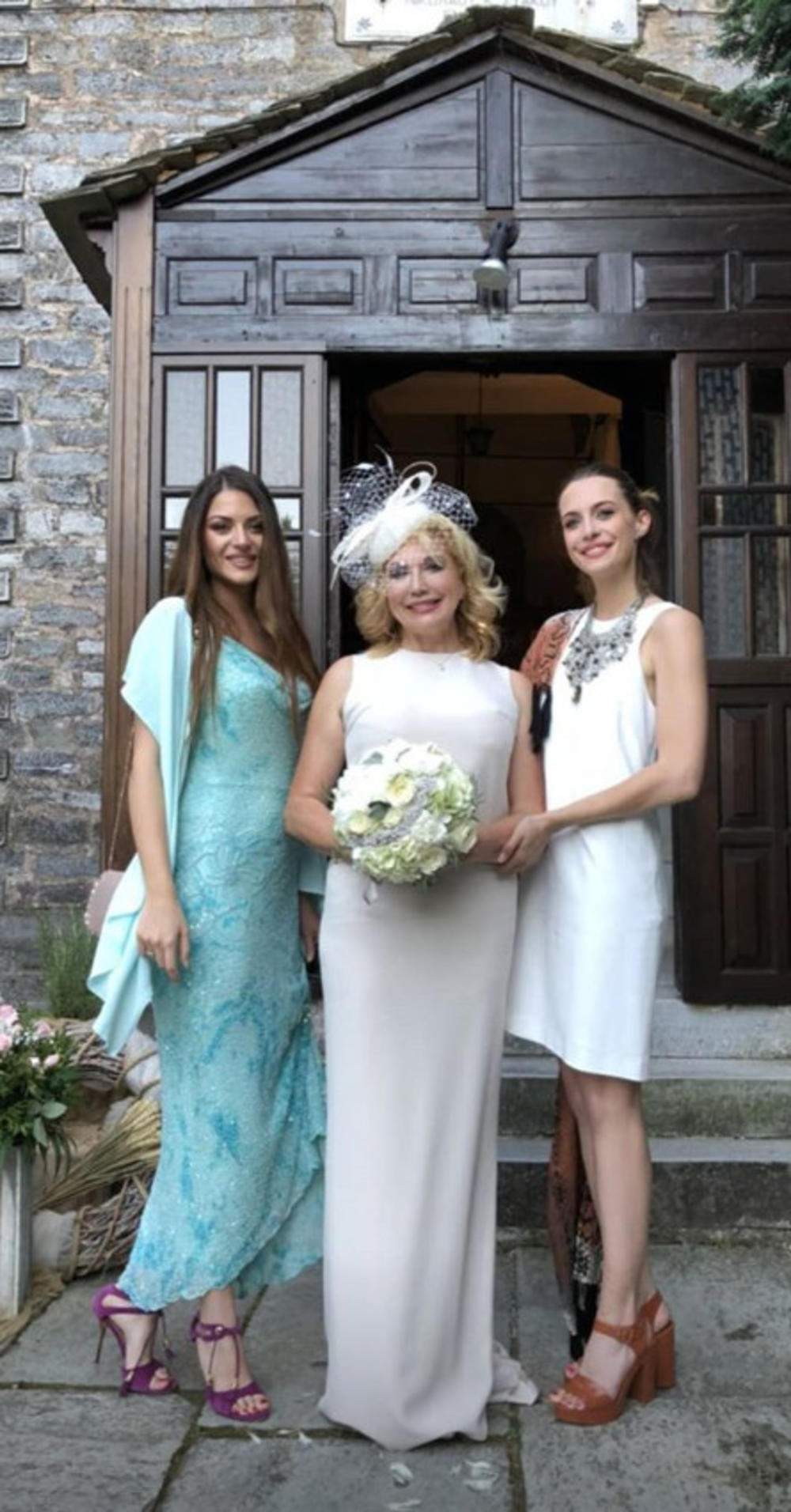 Suzana Mančić s ćerkama na svom venčanju  