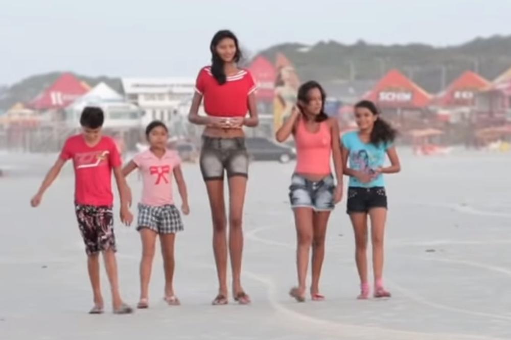 SA 14 GODINA BILA JE VISOKA 206 CM! Ovo je životna priča najviše tinejdžerke sveta (VIDEO)