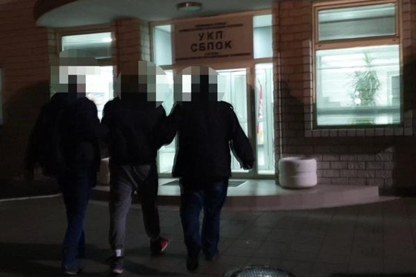 RAZBIJENA NAJVEĆA FEJSBUK PREVARA U SRBIJI: Pogledajte kako ih policija odvodi, NA METI SU BILE ŽENE! (VIDEO)