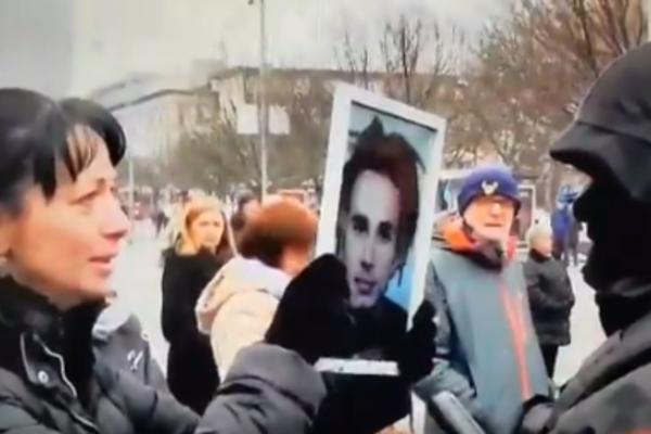 POGLEDAJ, IMAŠ LI TI MAJKU? Ovo je najpotresniji prizor iz Banja Luke koji pokazuje svu snagu protesta za DAVIDA