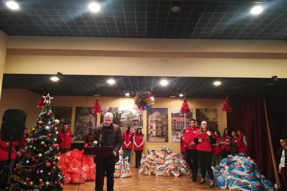 JEDAN PAKETIĆ, PUNO LJUBAVI: U Aranđelovcu podeljeni novogodišnji paketići deci iz socijalno ugroženih porodica!