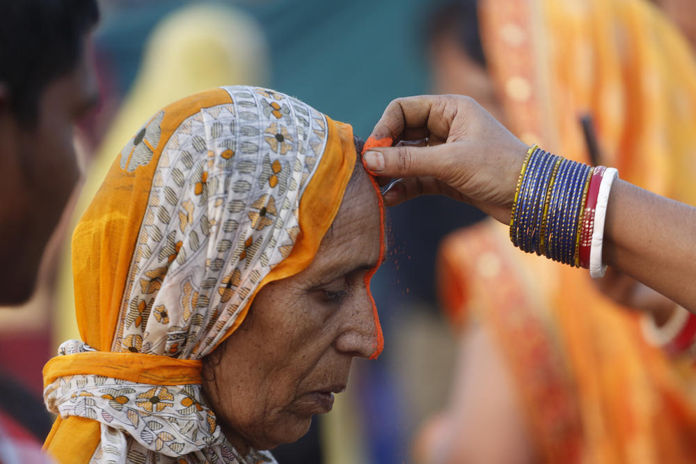 ZNATE LI ŠTA ZNAČI CRVENA TAČKA NA ČELU KOD INDIJKI? Čuva od gubitka energije, ali TO NIJE SVE!