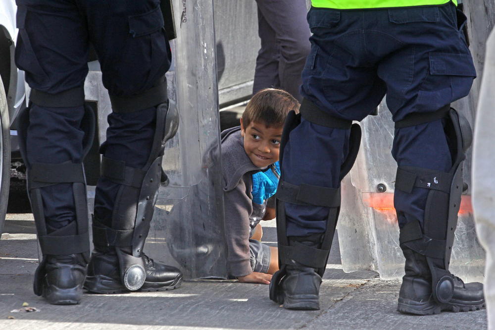 GRČKE VLASTI ŠALJU MIGRANTIMA SMS PORUKE: Evo šta im SAVETUJU!