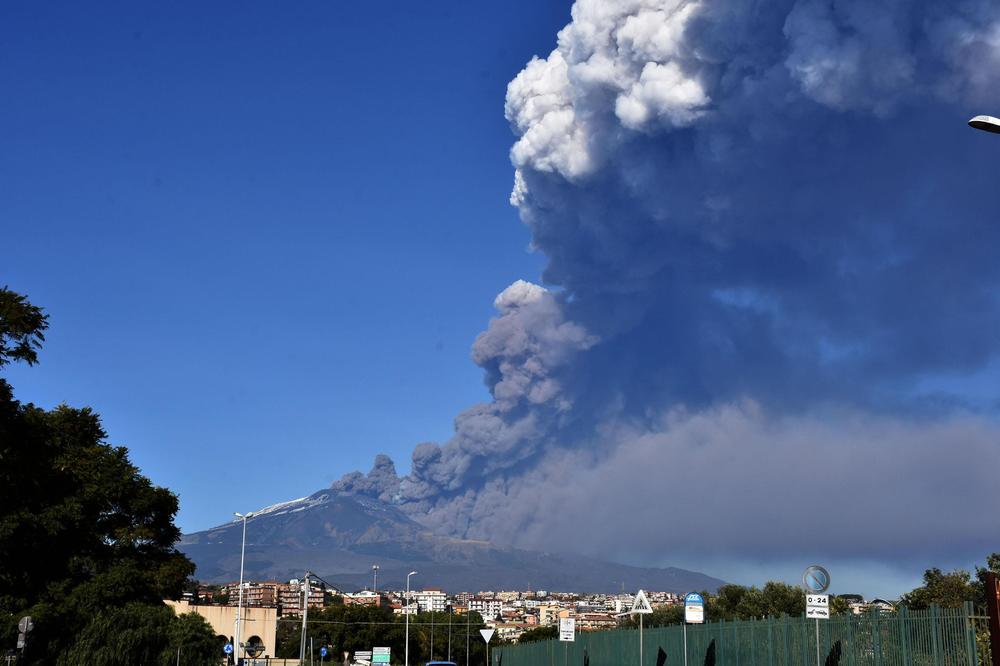 NAKON STRAVIČNE ERUPCIJE: Sicilijanski gradovi prekriveni pepelom iz Etne! (VIDEO)