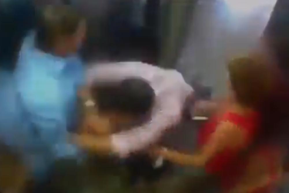 NOVINAR PRETUKAO KOMŠIJU I OTKINUO MU UVO: Strašan snimak kruži internetom! (VIDEO)