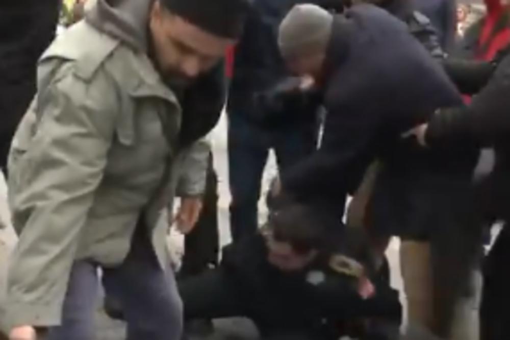 ČOVEK U ZELENOJ JAKNI POLICAJCA KOJI LEŽI MUČKI UDARA NOGOM U LEĐA! Pojavio se novi snimak iz Banjaluke! (VIDEO)