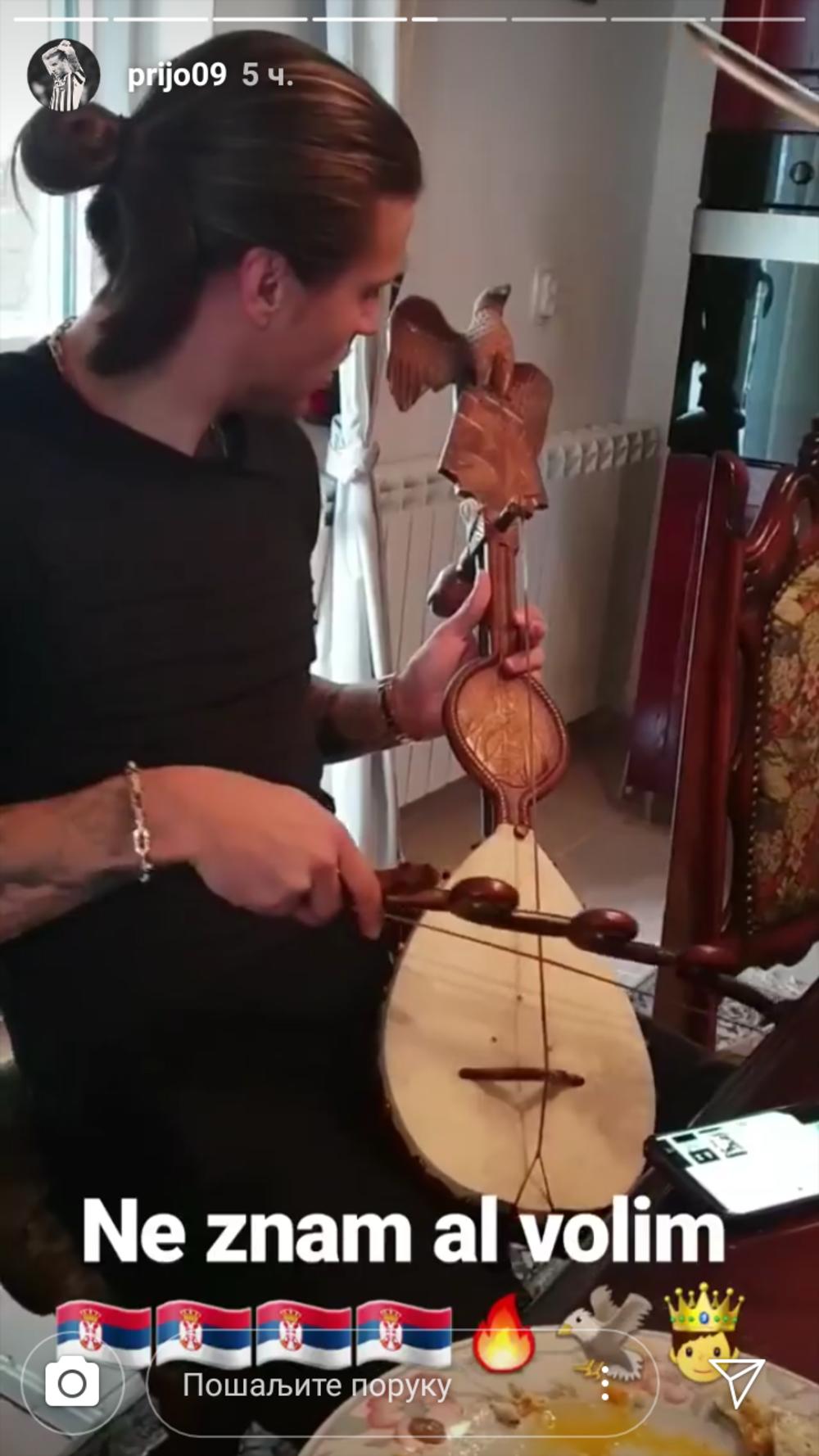 Aleksandar Prijović svira gusle  