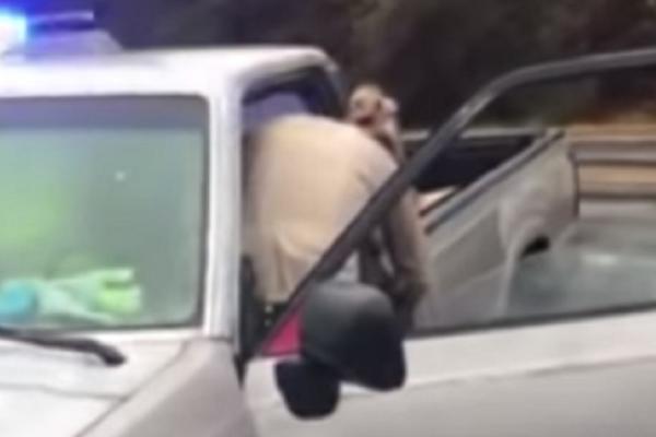 BLAM: Policajac i policajka pokušali da uhapse vozača, nasamario ih je i PONIZIO KAO NIKO NIKADA! (VIDEO)