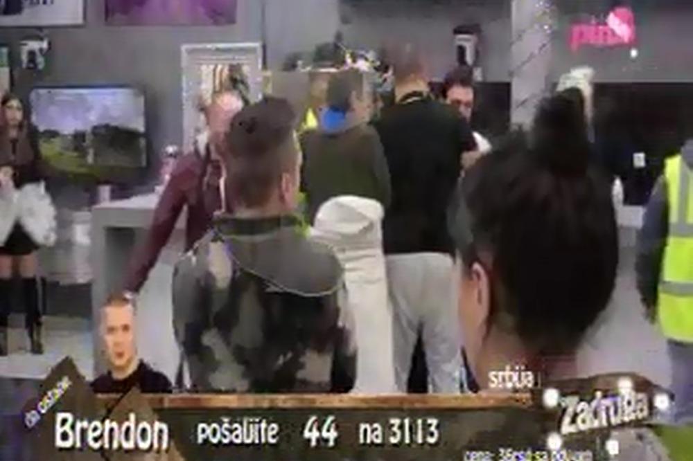 VODITELJ POVREĐEN! Jelena Krunić flašom pogodila Milana Miloševića u glavu! (VIDEO)