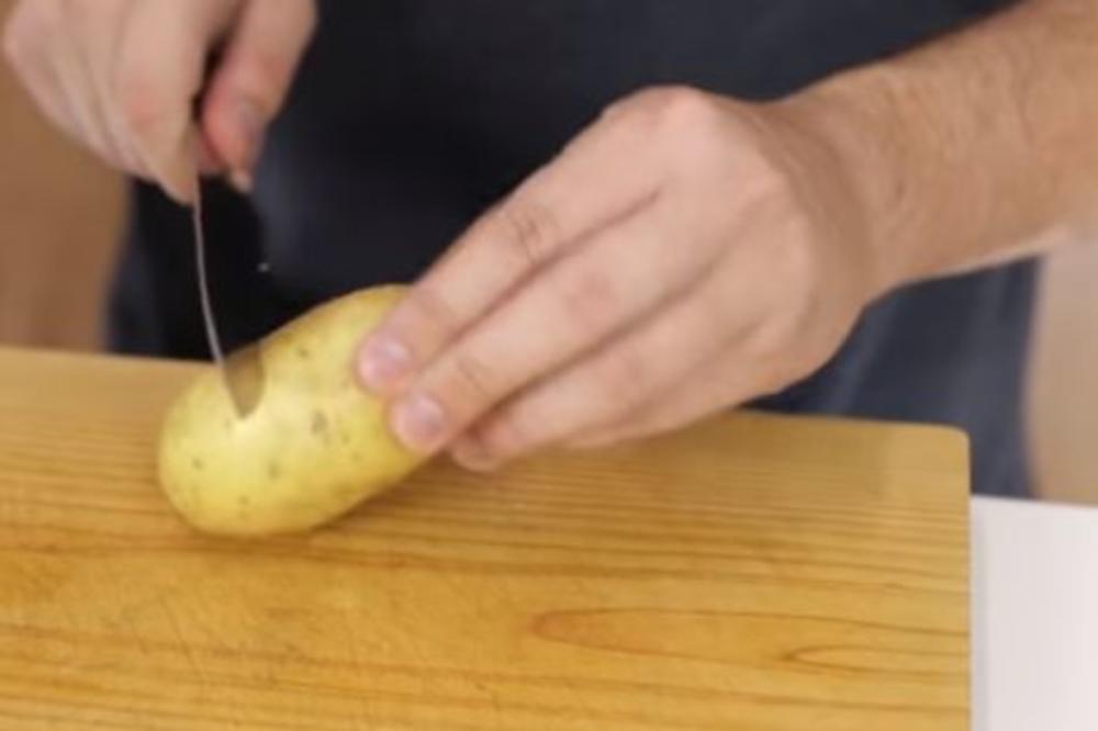 KORA SAMO SKLIZNE! Ovo je NAJBRŽI NAČIN guljenja kuvanog krompira! (VIDEO)