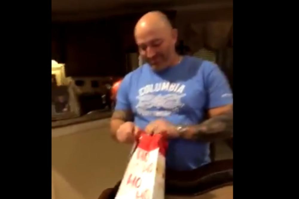 ZA BOŽIĆ IZNENADIO OČUHA DIRLJIVIM POKLONOM: Ovo je dokaz da najbolje stvari na svetu nisu materijalne! (VIDEO)