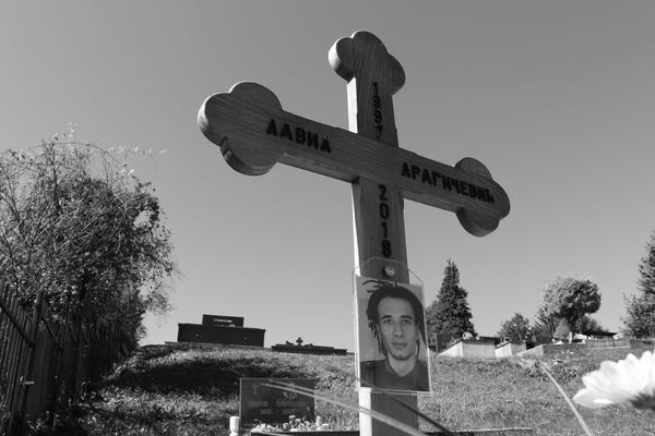 UKLONJENA SPOMEN PLOČA ZA UBIJENOG DAVIDA, SVEĆE I DUNJA IŠČUPANI! Najviše boli što njegovo srce visi na drvetu