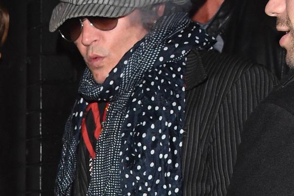 DŽONI DEP SE KRIJE PO BEOGRADU: Slavnog glumca ne biste prepoznali ni da ste ga u putu sreli! Isplivale fotke!