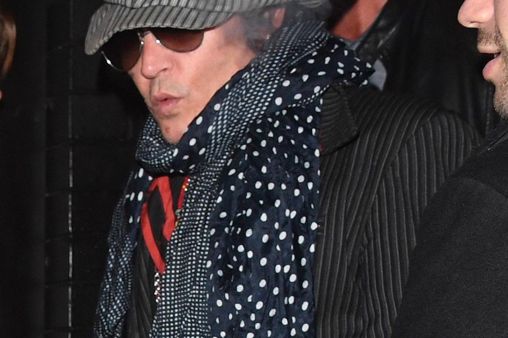 DŽONI DEP SE KRIJE PO BEOGRADU: Slavnog glumca ne biste prepoznali ni da ste ga u putu sreli! Isplivale fotke!