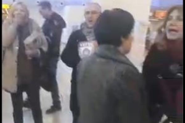 ZA SLOBODU MEDIJA: Novinari delili Vreme, NIN, Nedeljnik i Danas na aerodromu Nikola Tesla (VIDEO)