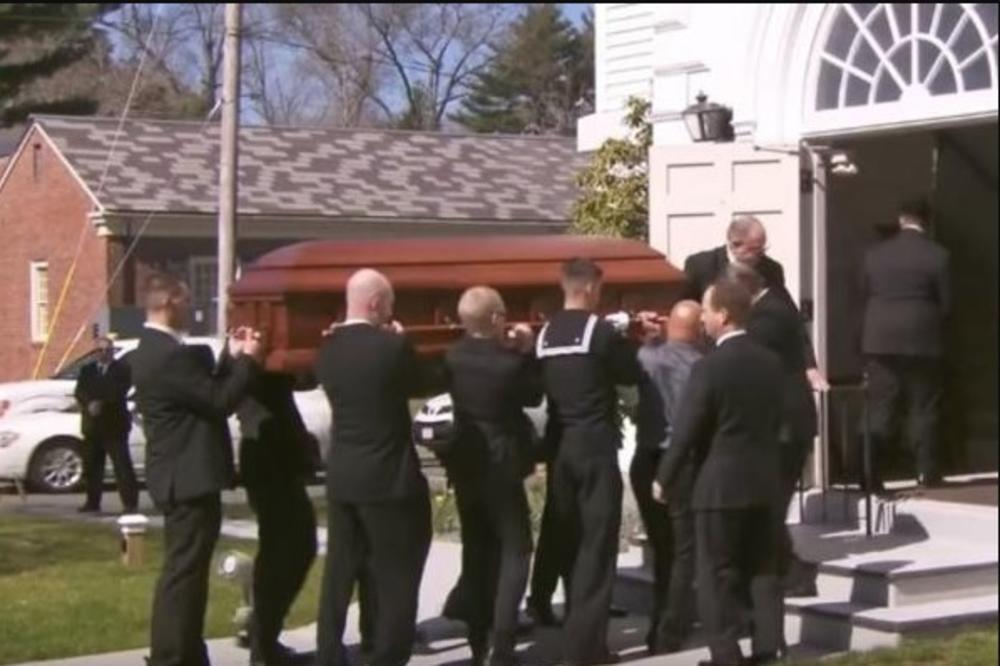 NA SAHRANI SVOG SINA OTKRILI NJEGOVU MRAČNU TAJNU: Sada upozoravaju sve roditelje! (VIDEO)