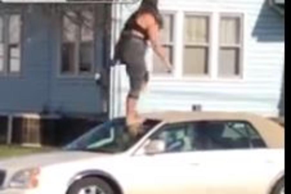 POPELA MU SE NA AUTOMOBIL, PA POČELA DA SKAČE PO HAUBI: Vozač prvo nije reagovao a onda DAO PUN GAS! (VIDEO)