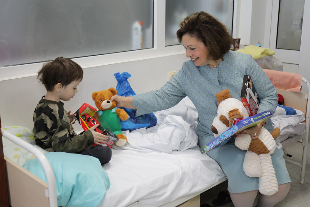 SPREČAVA GUBITAK SLUHA: Princeza Katarina uručuje uređaj za pregled sluha novorođenčadi klinici narodni front