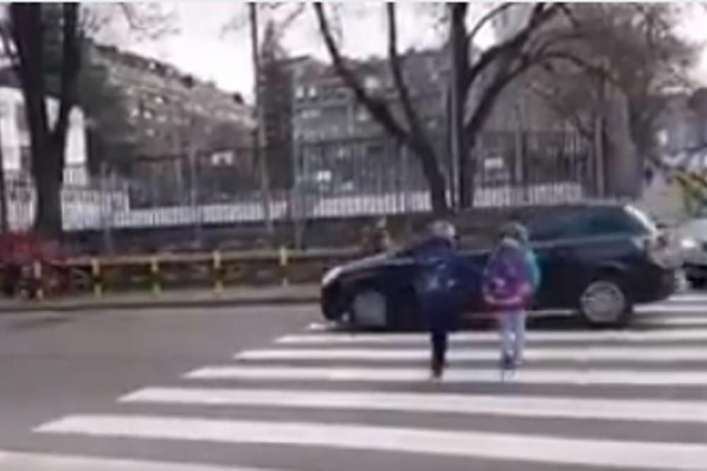 BAHATI VOZAČ UMALO POKOSIO DECU NA BANOVOM BRDU! Dok su prolazili, on ih je bukvalno PRESEKAO, pa PSOVAO! (VIDEO)