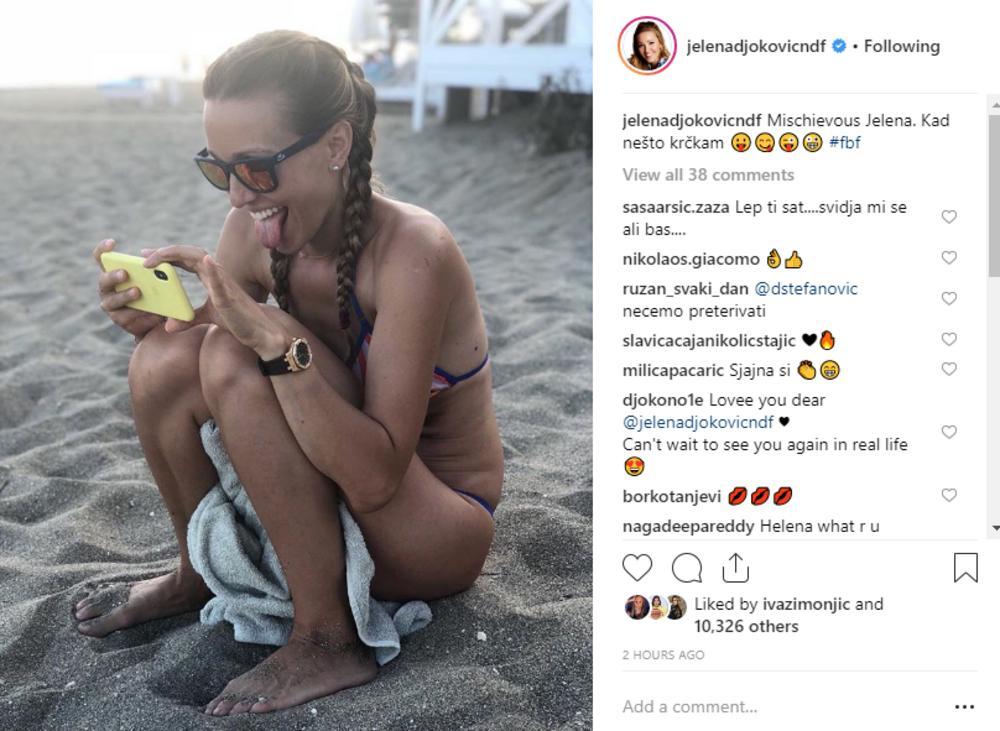 Jelena Đoković na plaži  