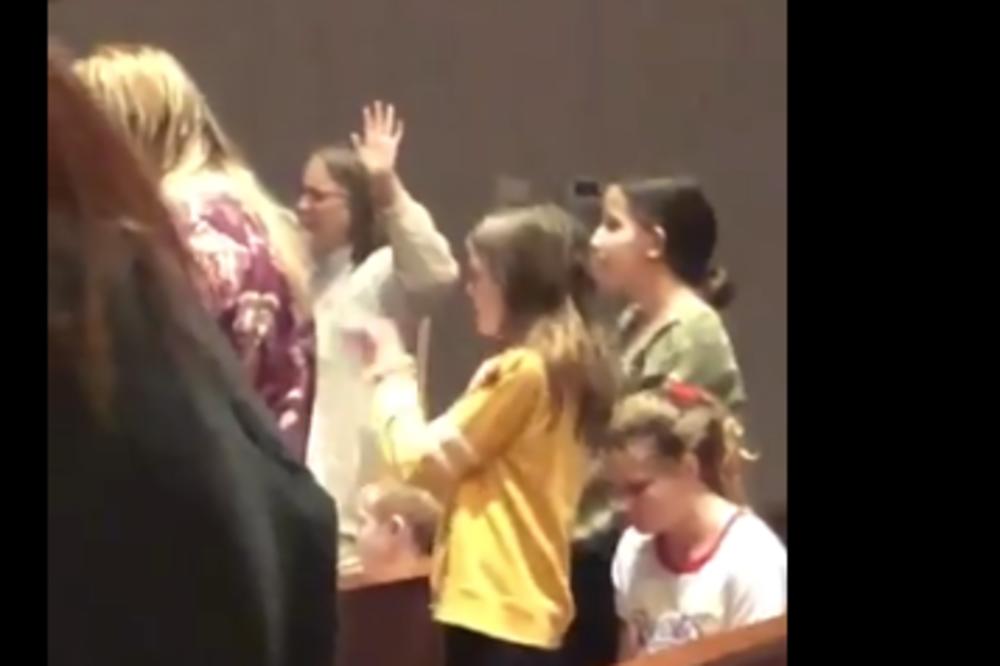 DOK SU SVI SLUŠALI MISU, OVA DEVOJČICA JE REŠILA DA SE ZABAVI: Ono što je radila u crkvi nasmejalo je milione!