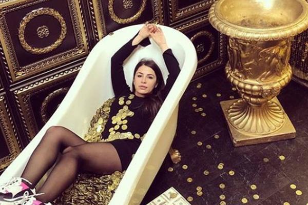 BOBIJEVA ŽENA SE BUKVALNO KUPA U ZLATU: Legla u kadu i posipaju je dukatima kao princezu!