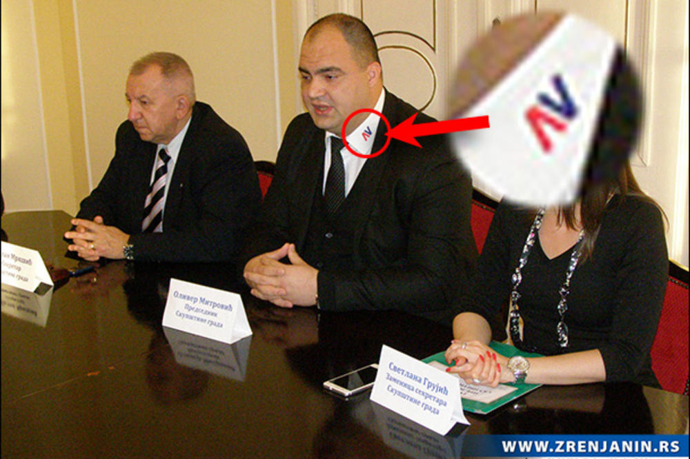 ALEKSANDAR VUČIĆ NA KRAGNI KOŠULJE! Svi pričaju o novom modnom HITU koji je promovisao ovaj srpski političar (FOTO)