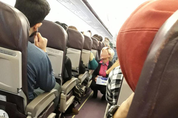 PUTNICI 9 SATI ZAROBLJENI U AVIONU, IMA I MALE DECE, LJUDI AN IVICI NERAVA! Haos na beogradskom aerodromu!