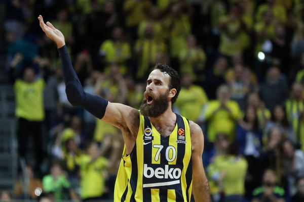 KO KAŽE DA ĐIĐI DATOME ZNA SAMO DA IGRA KOŠARKU: Italijan se pokazao kao odličan gitarista, neverovatno! (VIDEO)