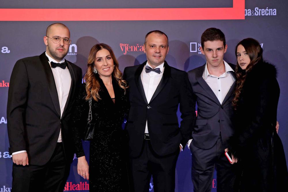 Aleksandar Rodić sa suprugom Natašom i sinovi Mihailo i Stefan sa devojkom  