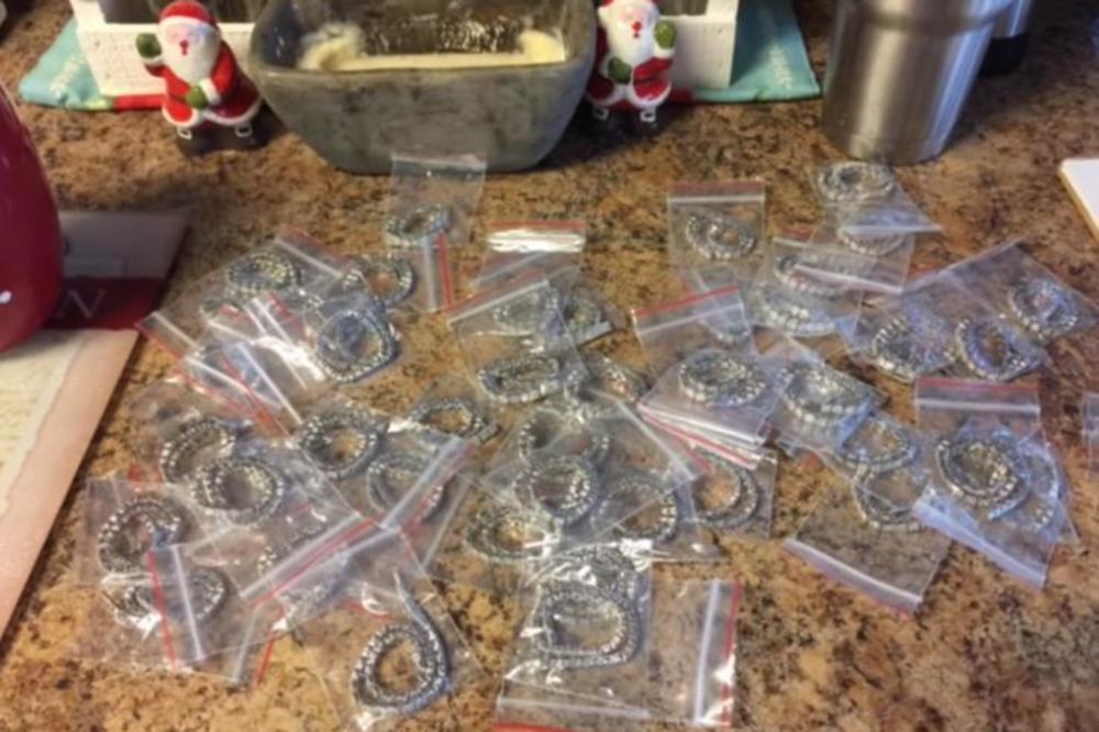 KUPIO JE ŽENI DIJAMANTSKU NARUKVICU: Kad je kutija konačno stigla, zatečeni su bili i ona i on, ali i kompanija!