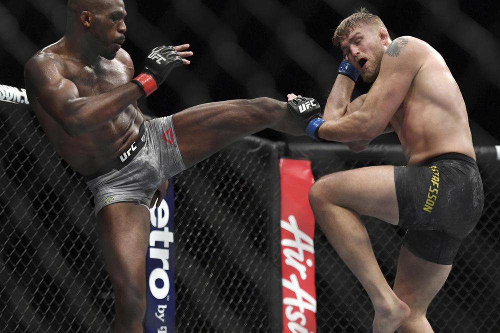 NAPAO KONOBARICU, ŠLJAPNUO JE GDE NE TREBA, PA JE DAVIO: UFC šampion u velikom problemu!