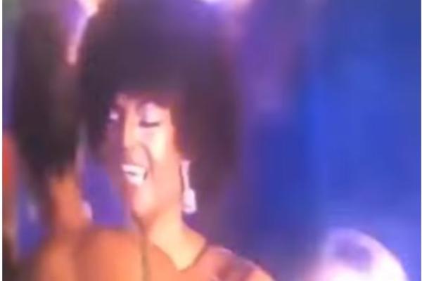 MISICA SE ZAPALILA NA SCENI: Buknula je kao baklja u trenutku kada su je proglasili za najlepšu!  (VIDEO)