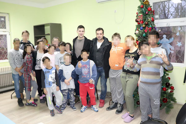 ARSA I PAVLE OGREJALI SU SRCA DECE IZ PRIHVATILIŠTA! Glumili su u hit seriji, pa ovim klincima poželeli srećnu NG