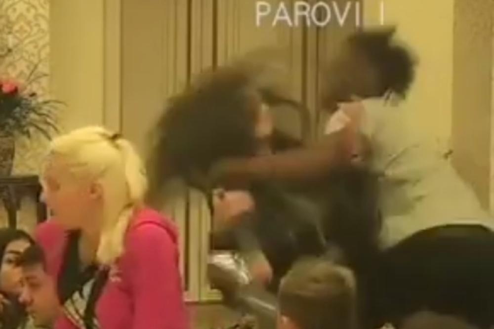 NEVIĐENA TUČA U PAROVIMA: Zamalo da joj polomi KIČMU, iz sve snage je udario i bacio na pod (VIDEO)