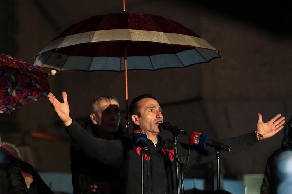 RASPISALI POTERNICU ZA DRAGIČEVIĆEM! Vlasti zbog demonstranata otkazali novogodišnje koncerte