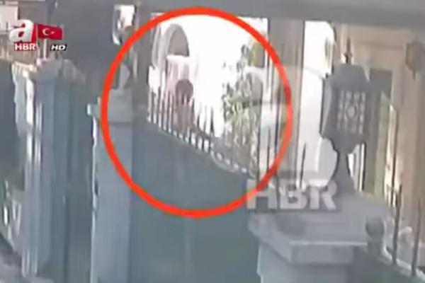 RASKOMADALI GA, PA STRPALI U KOFERE: Na TV emitovano kako su delove tela novinara Kašogija iznosili napolje (VIDEO)