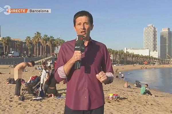 NIJE NI SLUTIO ŠTA SE DEŠAVA IZA NJEGA: Novinar je izveštavao sa plaže, a gledaoci su se sablaznili zbog pozadine!